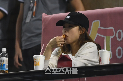 [SS포토]잠실구장 찾은 손연재, '역시 야구는 먹으면서 봐야...'