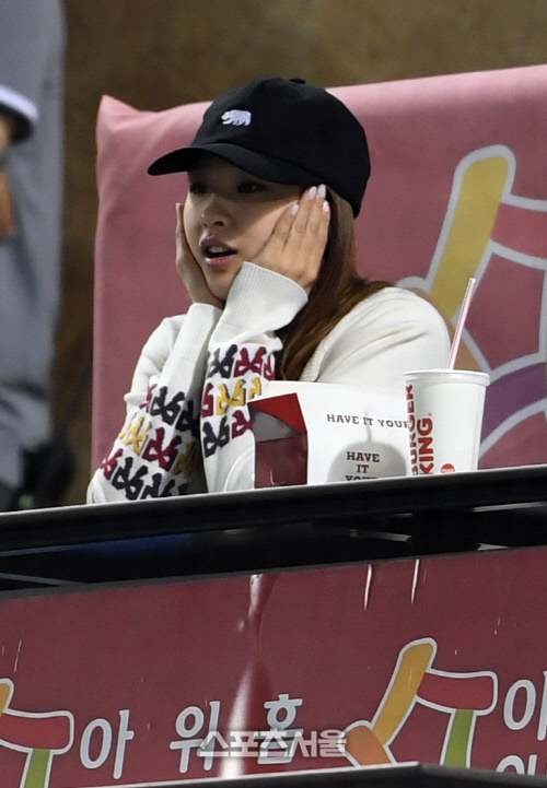 [SS포토]LG-NC전 관전하는 손연재, '아쉬워라!'