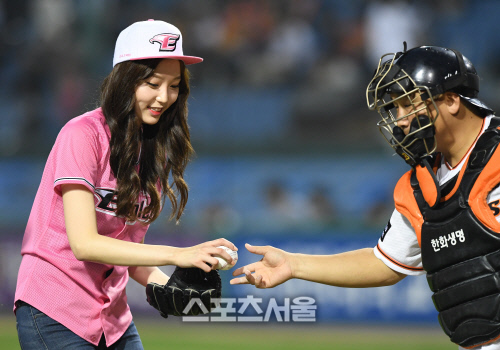 [SS포토] 한화 허도환, 미스코리아에 공을 넘기며...