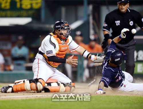 [SS포토] 한화 조인성, 추가 득점 허용하는 아쉬운 포구 실패...