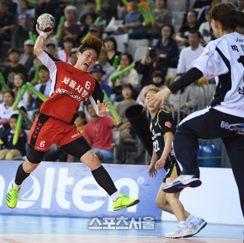 [SS포토] 서울시청 송혜림, 골키퍼와 1대1의 찬스!