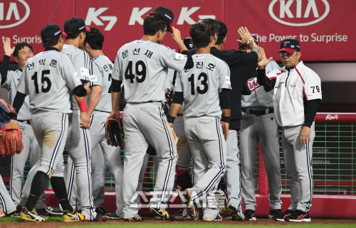 [SS포토]승리의 하이파이브를 나누는 LG 양상문 감독