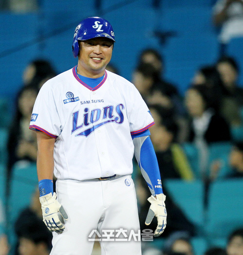 [SS포토] 삼성 박한이, 16년 연속 100안타 위업! 실책성이라 머쓱하지만...?