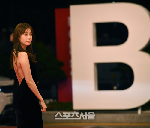 [SS포토] 한효주, 부산의 밤을 빛내는 매혹의 뒤태!