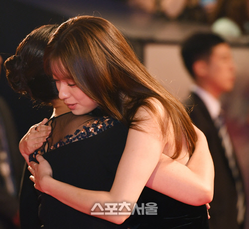 [SS포토] 부산국제영화제의 한효주, 강수연을 뜨겁게 끌어안으며...