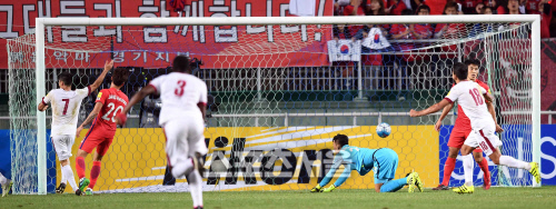 [SS포토]카타르에 골을 허용하는 한국, \'전반전엔 졌지만~\'
