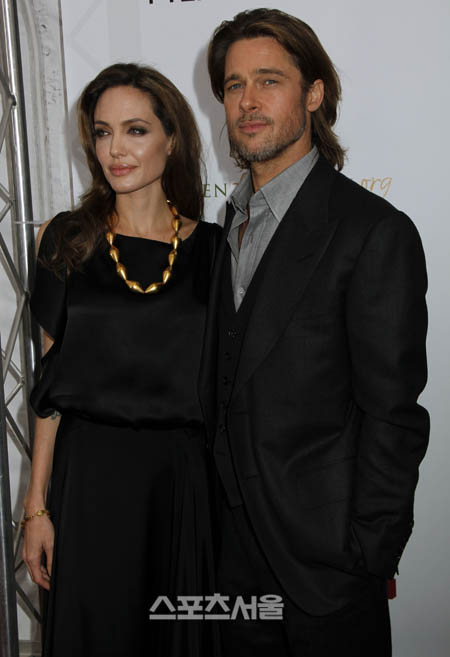 [할리웃톡] '이혼소송' 졸리·피트, LA에서 자녀들과 심리 치료 시작