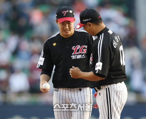 [SS포토] LG 임찬규, 이상훈 코치님! 공 받으셔야죠!