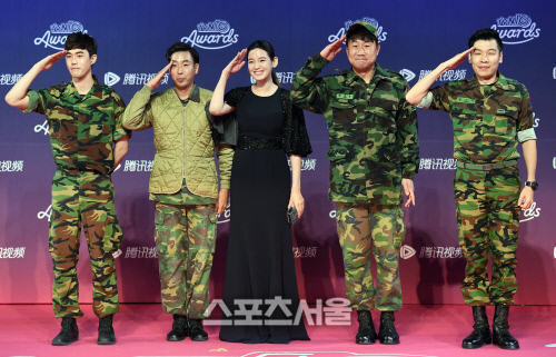 [SS포토]\'롤코-남녀탐구생활\' 정가은, \'푸른거탑\'팀 따라 거수경례!