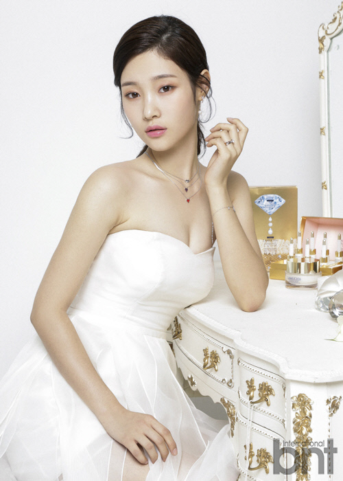 [스타화보]다이아 정채연 사랑스러운 웨딩드레스 자태