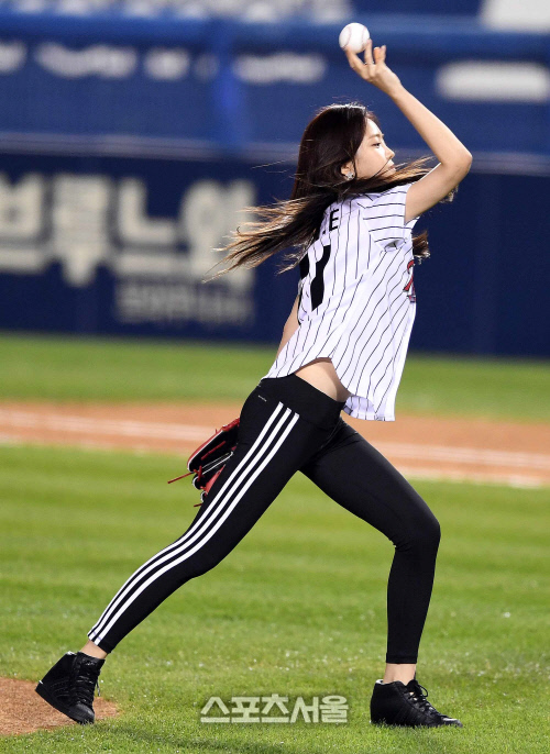 [SS포토]시구하는 손나은, \'배에 힘줬어요\'