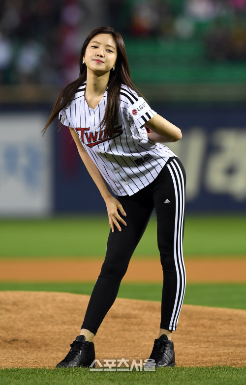 [SS포토]오늘도 레깅스로 멋낸 손나은, 시구갈게요!