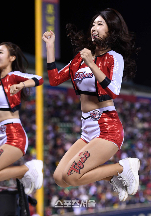 [SS포토]도약하는 KIA 치어리더 최미진, \'KIA도 나처럼~\'