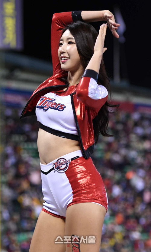 [SS포토]배꼽미녀 KIA 치어리더 최미진, \'배꼽만 보지마세요\'