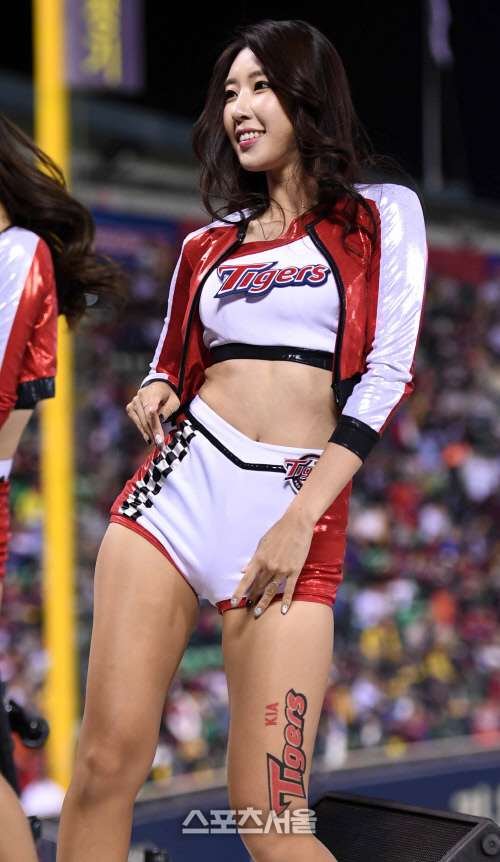 [SS포토]8등신미녀 KIA 치어리더 최미진, \'몸매만 보지마세요\'
