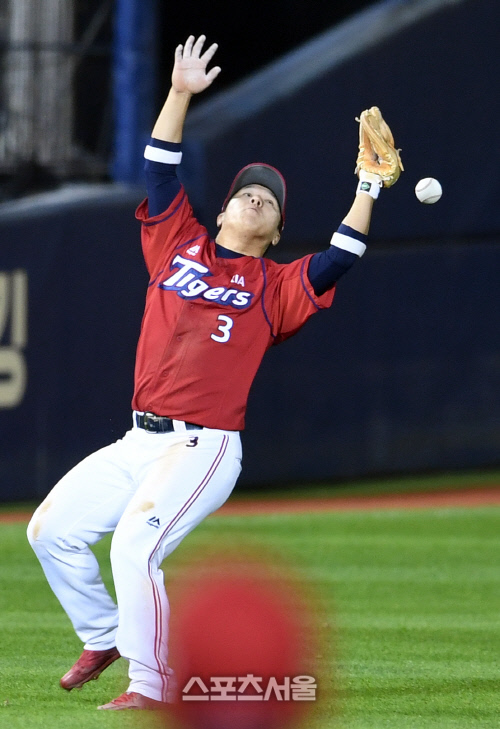 [SS포토]유격수 수난 시대, 오지환 이어 김선빈도 실책