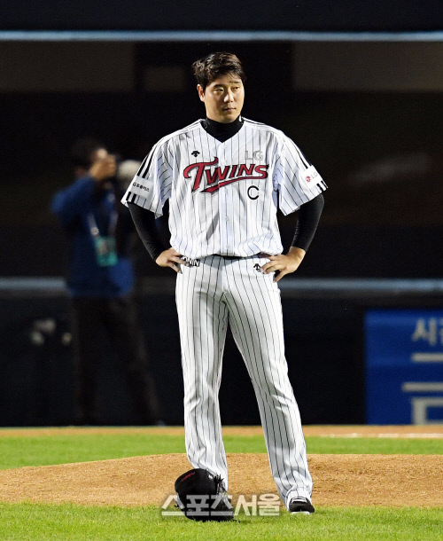 [SS포토] LG 류제국, 위풍당당한 자세로 와일드카드 2차전을...