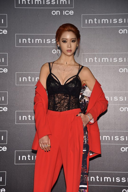 클라라, 현지 언론 집중시킨 파격 란제리룩