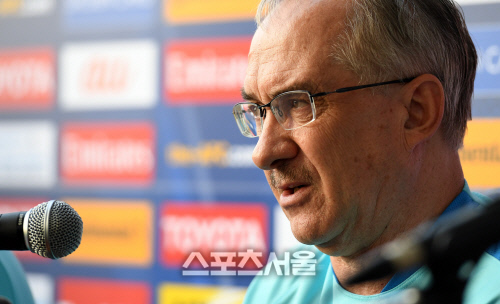 [SS포토]슈틸리케 감독, \'카타르 감독 바뀌어 어떤 전술로 나올지...