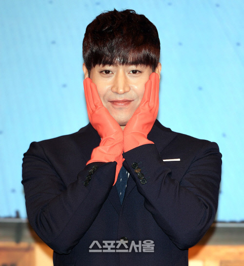 [SS포토]고무장갑을 두른 에릭, \'너무 깜찍하죠\'