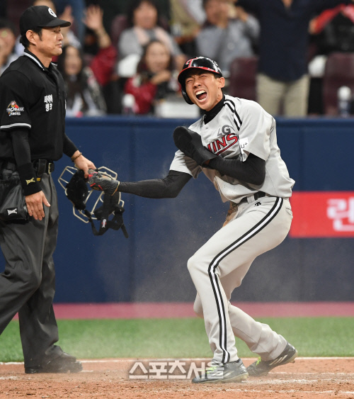 [SS포토] LG 김용의, 준PO 1차전의 미친 존재감! 5회 대환호!