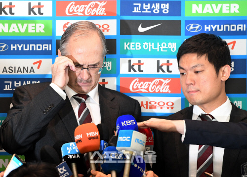 [SS포토] 슈틸리케 감독 귀국, 오늘따라 플래시가 따갑네...?