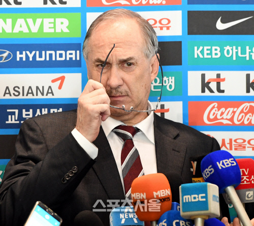 [SS포토] 슈틸리케 감독 귀국, 심오한 표정으로 인터뷰를 준비하는데...
