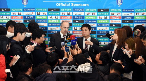 [SS포토] 슈틸리케 귀국 인터뷰, 묵묵히 갈 길 간다!