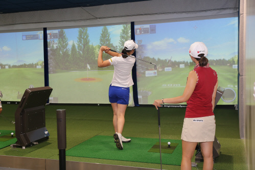 권서연 선수의 샷을 지켜보는 김혜윤 프로