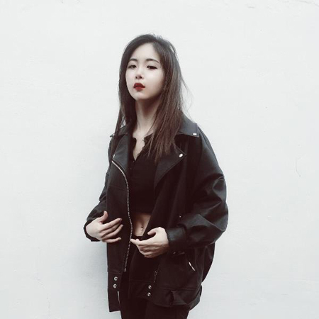 "가죽 재킷 입었는데"…조현영, 섹시한 '걸크러시' 매력 발산