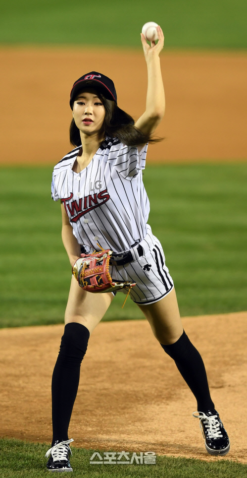 [SS포토] 나인뮤지스 경리 \'올바른 시구 복장\'