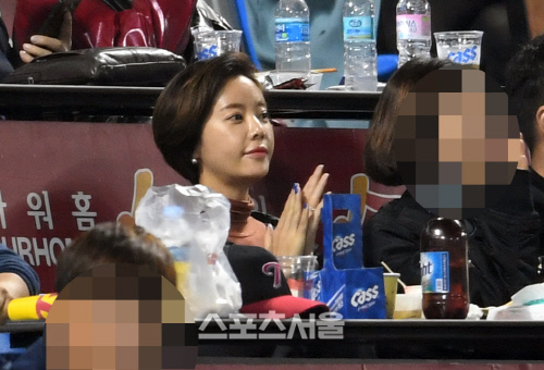 [SS포토]준플레이오프 4차전 '직관'하는 배우 황정음