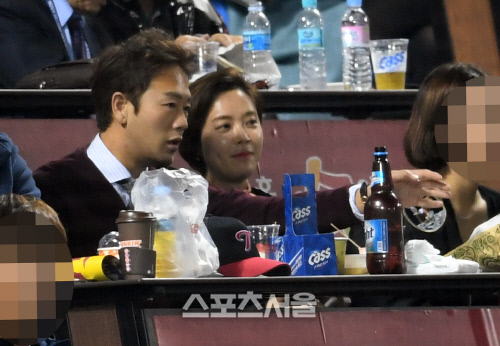 [SS포토]배우 황정음, 남편과 함께 준PO 4차전 관전