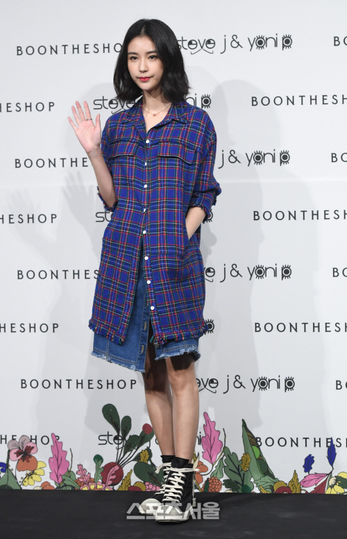 [SS포토] 비비안, 시크하게 손인사!