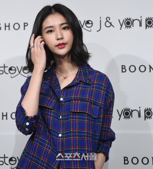 [SS포토] 모델 비비안, 머리카락 쓸어내리며 찰칵!