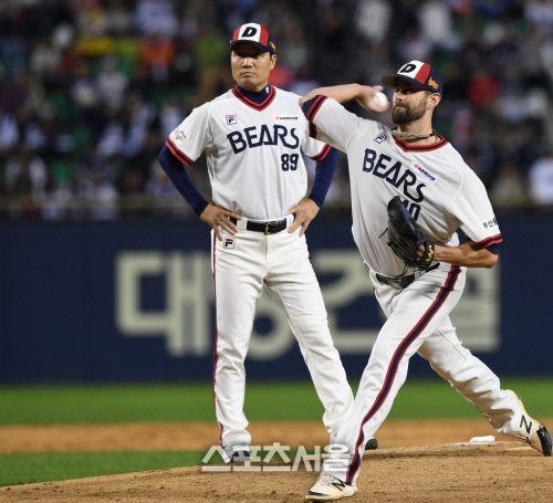 [SS포토] 두산 니퍼트, 최종전 5-0으로 앞선 4회 등판!