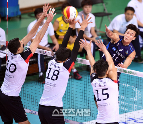 [SS포토]현대 최홍석, \'3명이 막는다 해도~\'