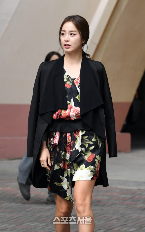 [SS포토]여전한 미모로 입장하는 김태희