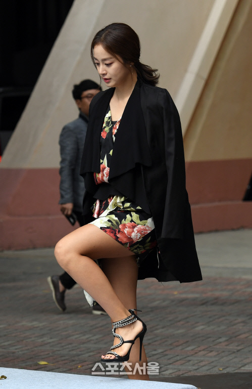 [SS포토]짧은 원피스 김태희, 무대에 오를 때는 조심조심!