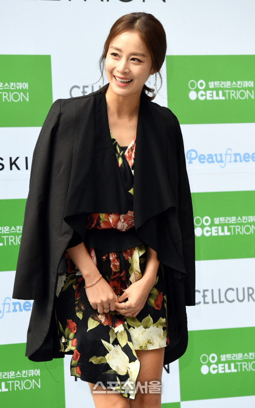 [SS포토]밝은 미소와 함께 인사하는 김태희