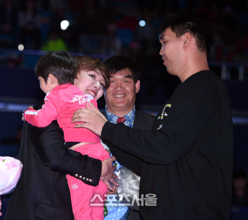 [SS포토]누나 하은주의 은퇴식을 찾은 동생 하승진, \'사랑하는 나의 누나, 미래도 아름답게~\'