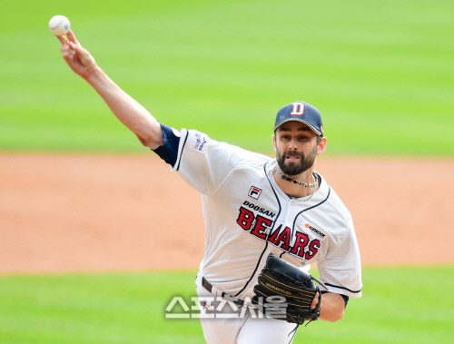 [SS포토] 한국시리즈 1차전, 역투하는 두산 니퍼트