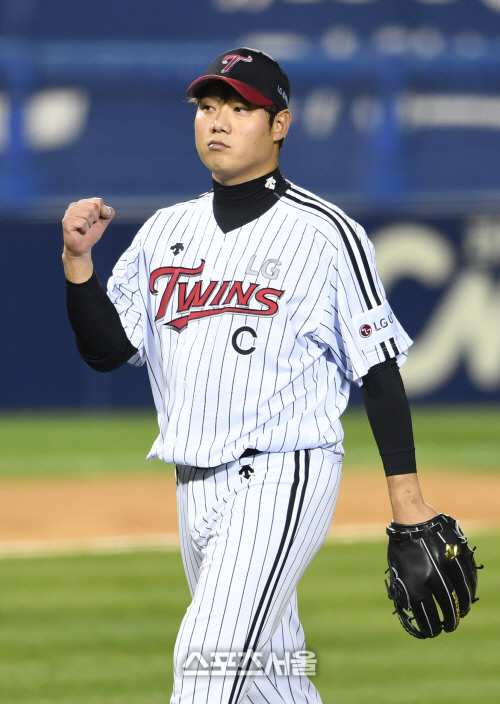 [SS포토]3회초 수비를 병살로 마물하는 LG 선발 류제국