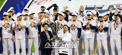 [SS포토] 우승 트로피 든 두산 박정원 회장-김승영 단장 \'이 순간을