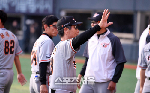 [SS포토]손을 흔드는 김성근 감독, \'응원해주시는 팬들에게~\'