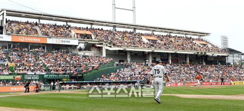 [SS포토]이틀 연속 매진 한화생명이글스파크, 시즌 6번째 매진