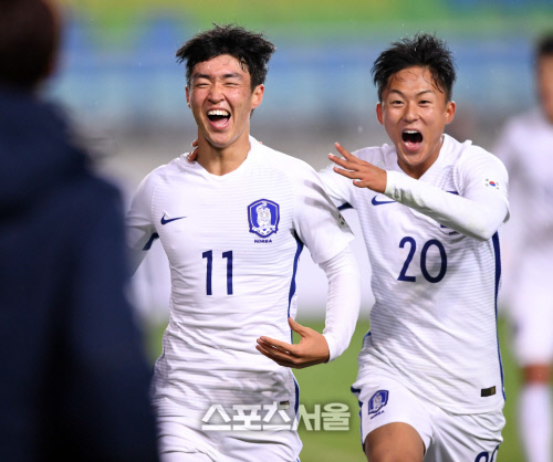 [SS포토]결승골에 감격해하는 강지훈과 이승우, \'이겼다~\'