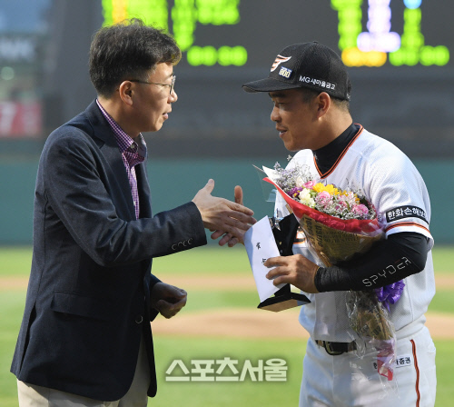 [SS포토] 한화 정근우, 개인 통산 1500안타에 격려금까지?