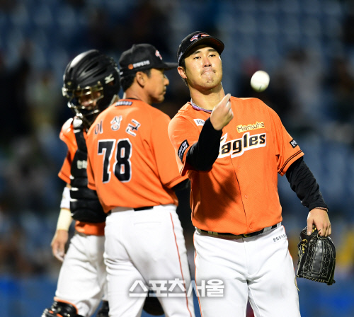 [SS포토] 교체되는 장민재 \'아쉬움 뒤로 하고\'