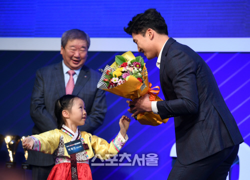 [SS포토] 도루상 박해민, 20살 동생과 포옹